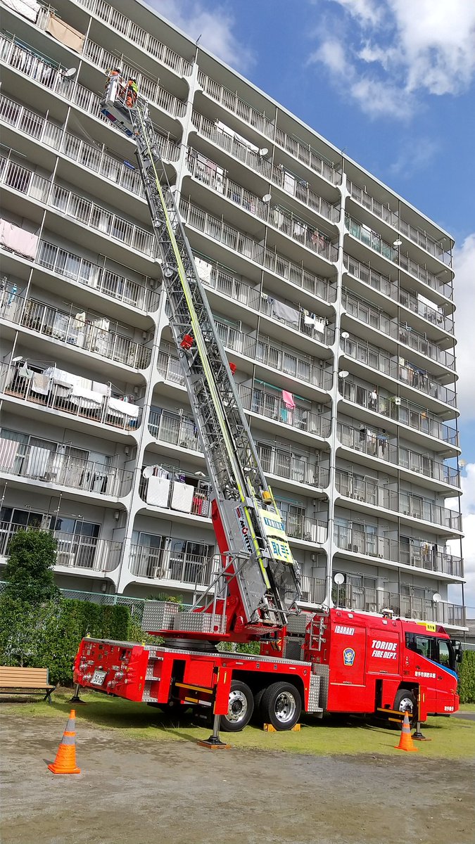 本日我がマンションでの防災訓練ではしご車による救出訓練が行われた‼️