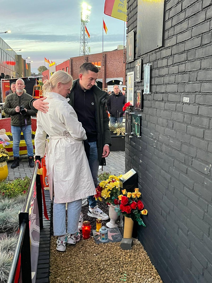 memorialgarden6's tweet image. Gisteren hebben familie en vrienden een bord en een beeld onthuld ter nagedachtenis aan de onlangs overleden supporter Rutger Visscher, 26 jaar pas. 
"Rutger dacht dat hij vergeten zou worden ... " ❤💛
Harley bedankt en Jan Willem van Dop voor de warme woorden  #kowet