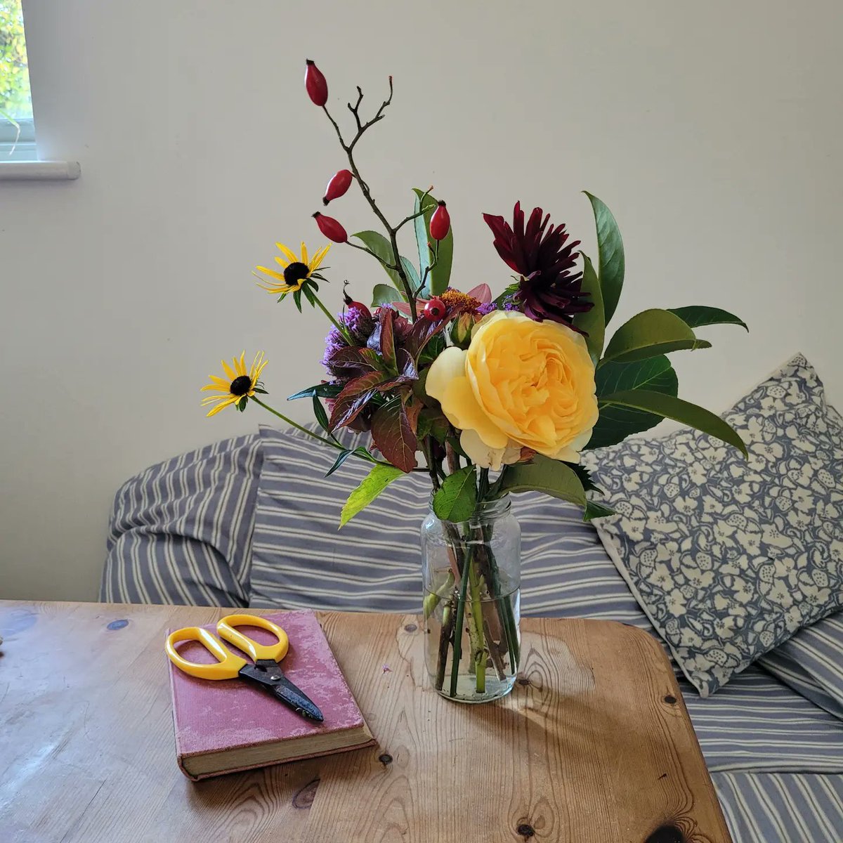 littlehousew's tweet photo. Flower faffing in a Sunday morning. Was aiming for @TheFlowerFarmer #30stemchallenge, ended up being 15 stems in a jar, but happy with that for the kitchen table! https://t.co/nbjeL6mbYD