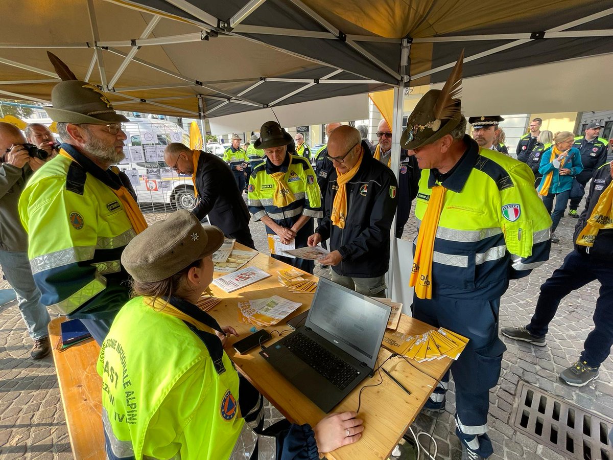 DPCgov's tweet photo. Anche oggi i volontari sono all'opera per portare le buone pratiche di #protezionecivile in piazza con passione, competenza e tanti sorrisi 💛
#16ottobre il Capo Dipartimento ha fatto tappa ad Asti e tu? Hai già visitato il gazebo @iononrischio più vicino a te? #iononrischio2022 https://t.co/5gro5m9l0y