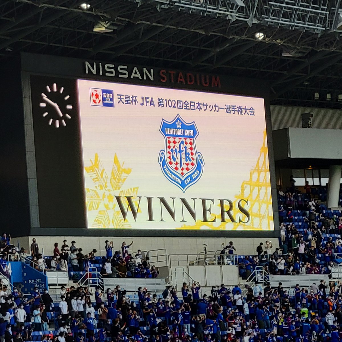 matsuda_sachiko's tweet photo. #vanfore スタッフさんがPKで一列になって、祈っているのが印象的でした。
#ヴァンフォーレ甲府 の皆さん、サポーターの皆さん、天皇杯優勝おめでとうございます。 https://t.co/Wm98FUqGUU