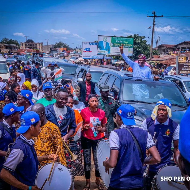 I was humbled and overjoyed by the thousands of fellow Kwarans that came to welcome me at the airport and accompanied me to my home town Ajasse-Ipo. 

I am very grateful to HRH Olupo of Ajasse-Ipo Kingdom Barr Mohammed Atoloye Alebiosun, all