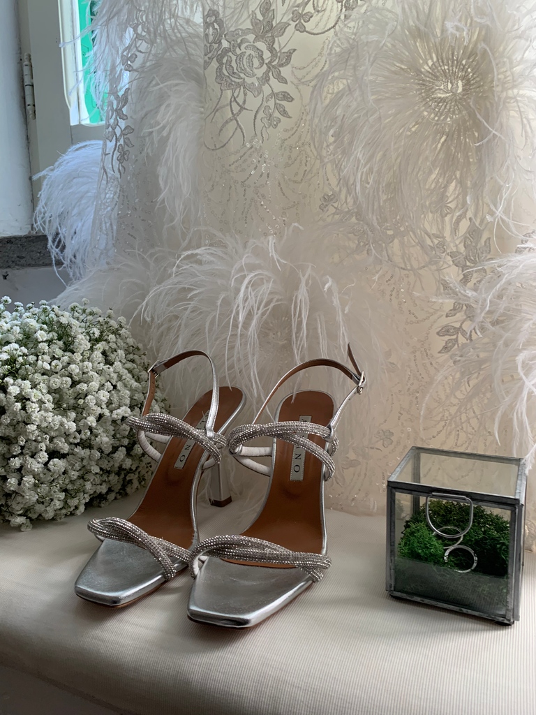 Le scarpe della sposa devono essere scelte con cura perchè:
- devono essere indossate per tutta la giornata
- devono donare eleganza e sicurezza
- è uno degli accessori importanti della sposa

Richiedi subito una consulenza