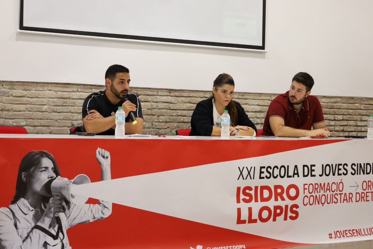 jovesccoopv's tweet photo. 🟡PANEL DE EXPERIENCIAS:
🚑 Jairo (@jairosalcedoalf ) responsable de juventud de la FSCPV (@fscccoopv ) nos cuenta cómo empezó en el sindicato por dudas en su nómina. Ha conseguido organizar a mucha gente del transporte sanitario y continúa #XXIEscolaIsidroLlopis #jovesenlluita https://t.co/lNwXiy56PO