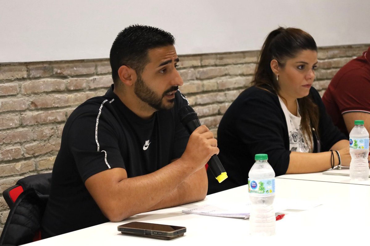 jovesccoopv's tweet photo. 🟡PANEL DE EXPERIENCIAS:
🚑 Jairo (@jairosalcedoalf ) responsable de juventud de la FSCPV (@fscccoopv ) nos cuenta cómo empezó en el sindicato por dudas en su nómina. Ha conseguido organizar a mucha gente del transporte sanitario y continúa #XXIEscolaIsidroLlopis #jovesenlluita https://t.co/lNwXiy56PO
