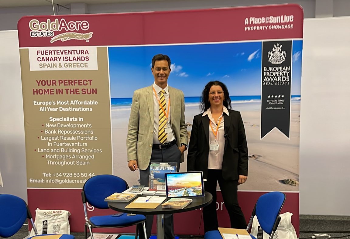GoldacreE's tweet photo. Good morning from #Dublin day 2 Nic Tan  checking out technical aspects, the stand is ready for another full day at #aplaceinthesun in the RDS 😃 John Goldacre and Sara I both on hand to answer all your questions. We look forward to seeing you all ❤️

#fuerteventuravibes https://t.co/vNhwR9CAI6