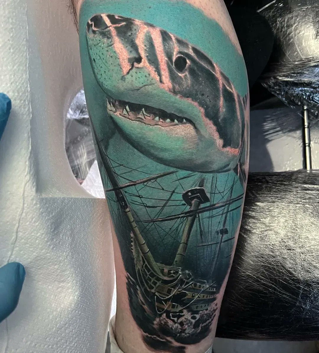 MagnumTattoo's tweet photo. Amazing shark piece by Dawid Dudek done using #magnumtattoosupplies 🦈
.
.
#tattoo #dundee #colorrealism #shark #greatwhiteshark #dundee #dundeetattooartist
Instagram: tattoos_by_dave_d 👈🏻 https://t.co/HWfwHSSVbc