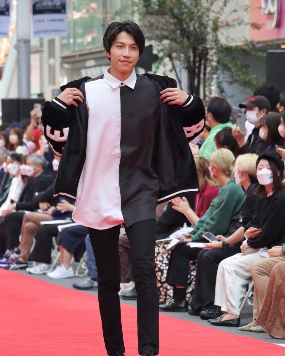 NiibariMasahiro's tweet photo. 本日、渋谷ファッションウイーク SHIBUYA RUNWAYに出演させて頂きました!
ファッションブランドはDANS TOKYO様を着用させて頂きました!
@shibuyafashionweek
@MAGNET109
#shibuyafashionweek #SFW2022aw #DANSTOKYO #MAGNETshibuya109 https://t.co/Vp626TaAzq