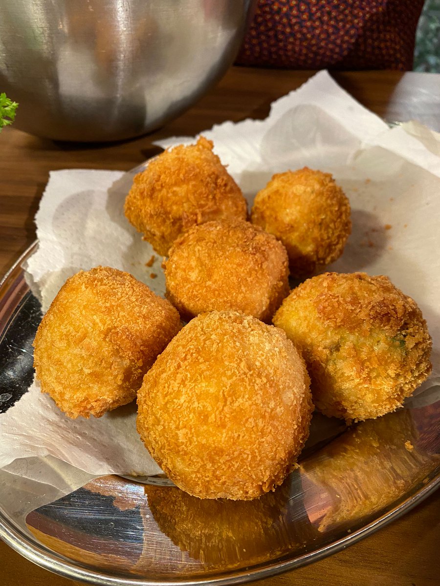 Lizzy from <a href="/LizzysLK/">Lizzyslittlekitchen</a> is spoiling us with some Pumpkin Arancini 🎃 

#IrelandAM