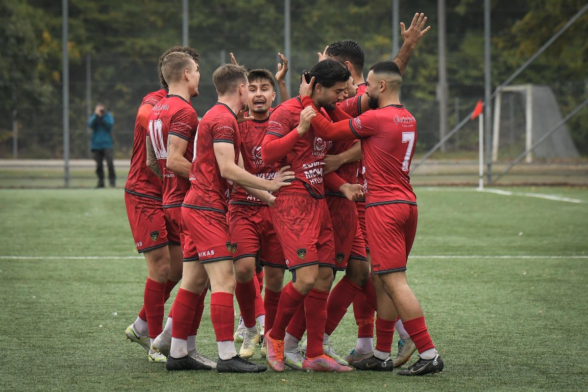 FootAfghanFR's tweet photo. 🇸🇪 | Grâce à sa victoire 4-1 face à #Hässleholm, #Ariana est sacré champion de son groupe de quatrième division et va connaître sa cinquième promotion en cinq ans 🤯
Jabar #Sharza (buteur), Arfan #Habibi, Noor #Zadran, Saber #Azizi et Norlla #Amiri étaient de la partie 👏 https://t.co/eJ1vUrXUo8