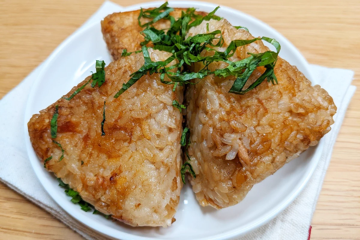 こんがりついた焼き色がとっても美味しそう！ツナ缶などを使った「焼きおにぎり」レシピ！