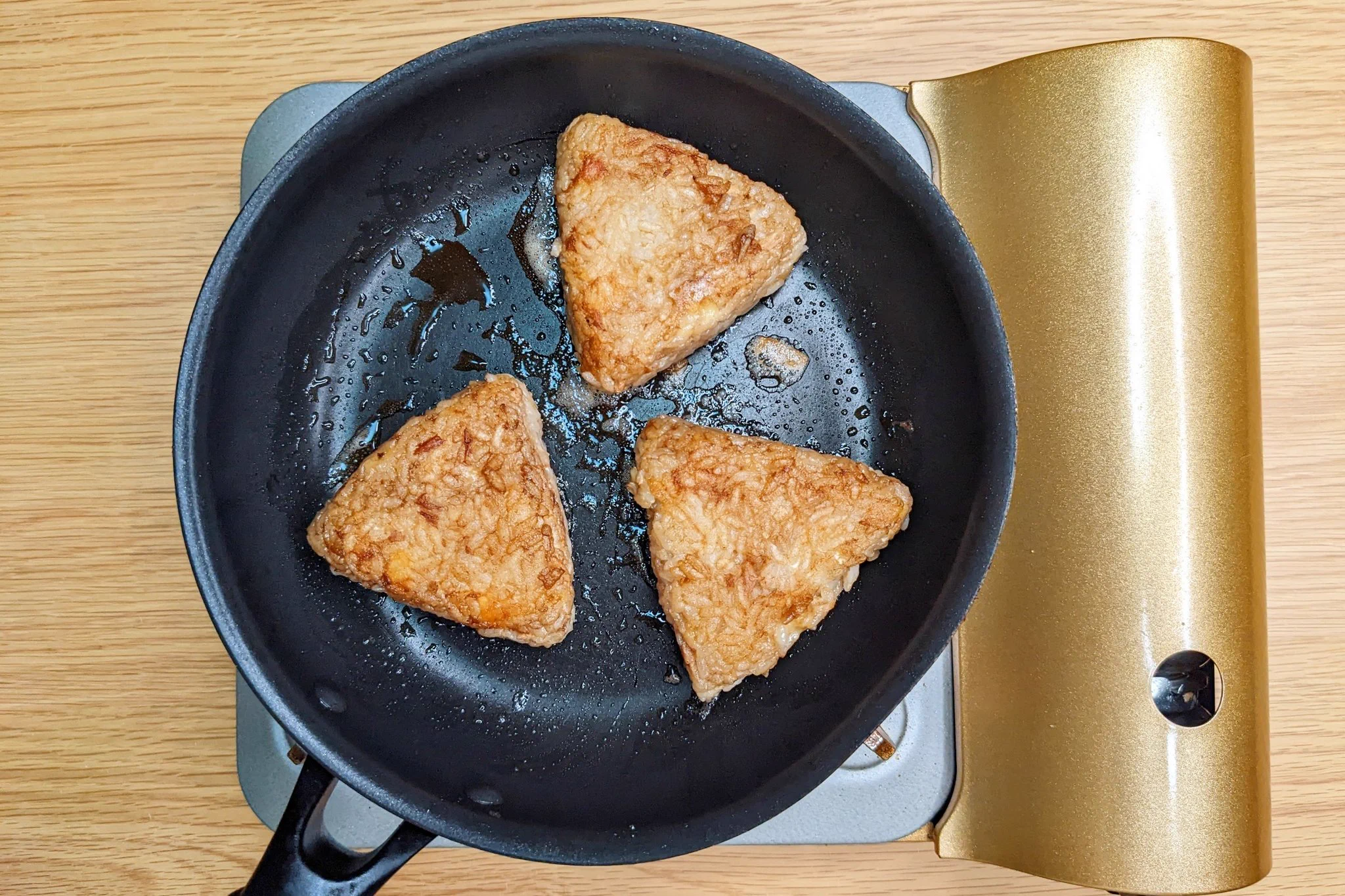 こんがりついた焼き色がとっても美味しそう！ツナ缶などを使った「焼きおにぎり」レシピ！