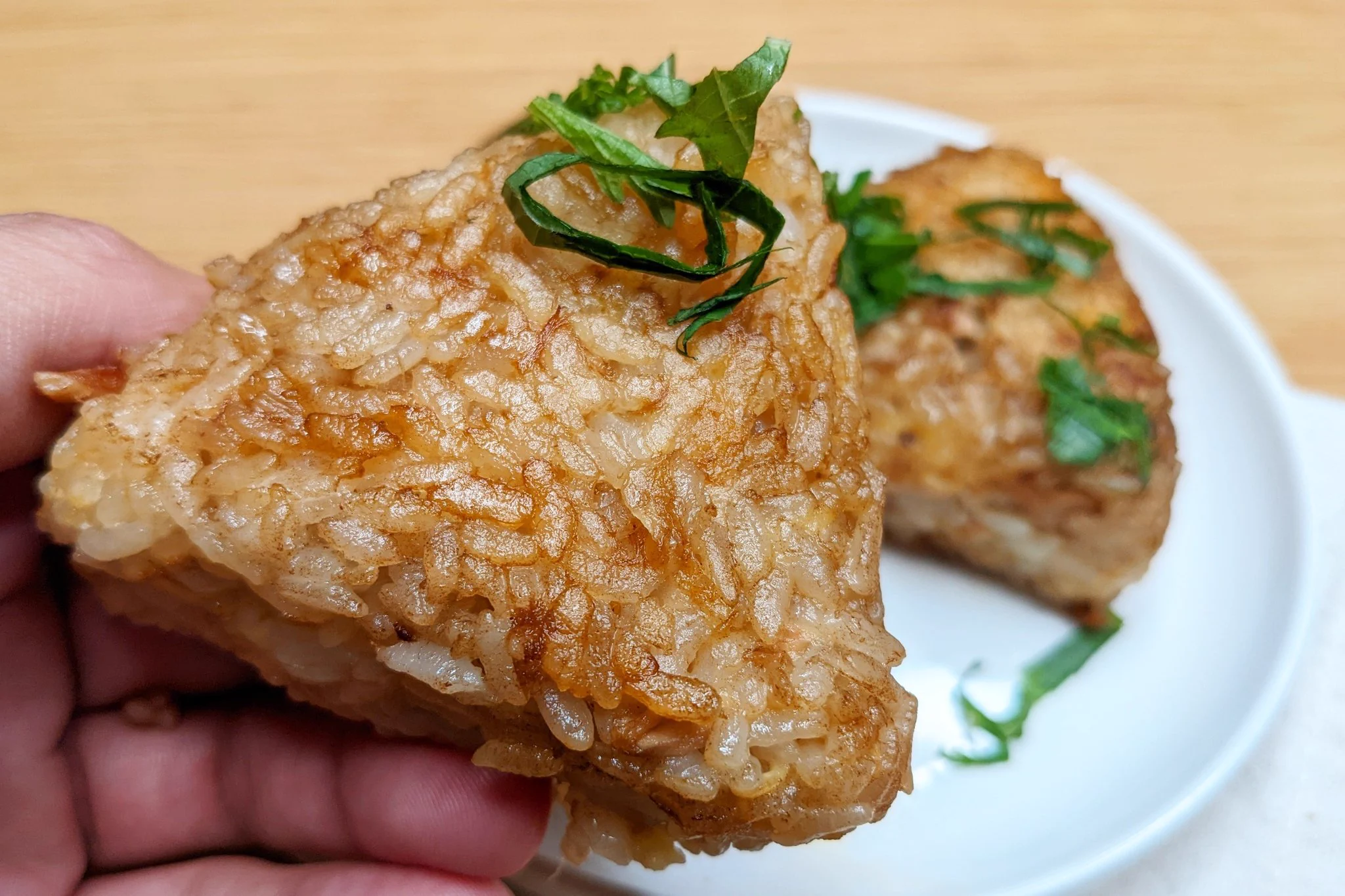こんがりついた焼き色がとっても美味しそう！ツナ缶などを使った「焼きおにぎり」レシピ！