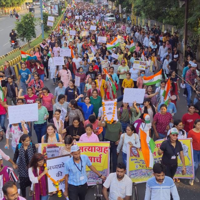 Shailes33342565's tweet photo. युवाओं के सामने परीक्षा से लेकर नियुक्ति तक संकट ही संकट है। पहले ट्रेन की भीड़, पेपर लीक, फिर रिजल्ट व लम्बे समय बाद नियुक्ति का समाचार मिलता है। मध्य प्रदेश में तो मेरिट लिस्ट #Release_MP_Constable_Merit जारी कराने के लिए युवाओं को पसीना बहाना पड़ रहा है। @NEYU4INDIA 
@MPNEYU https://t.co/RuxWF5q2t3