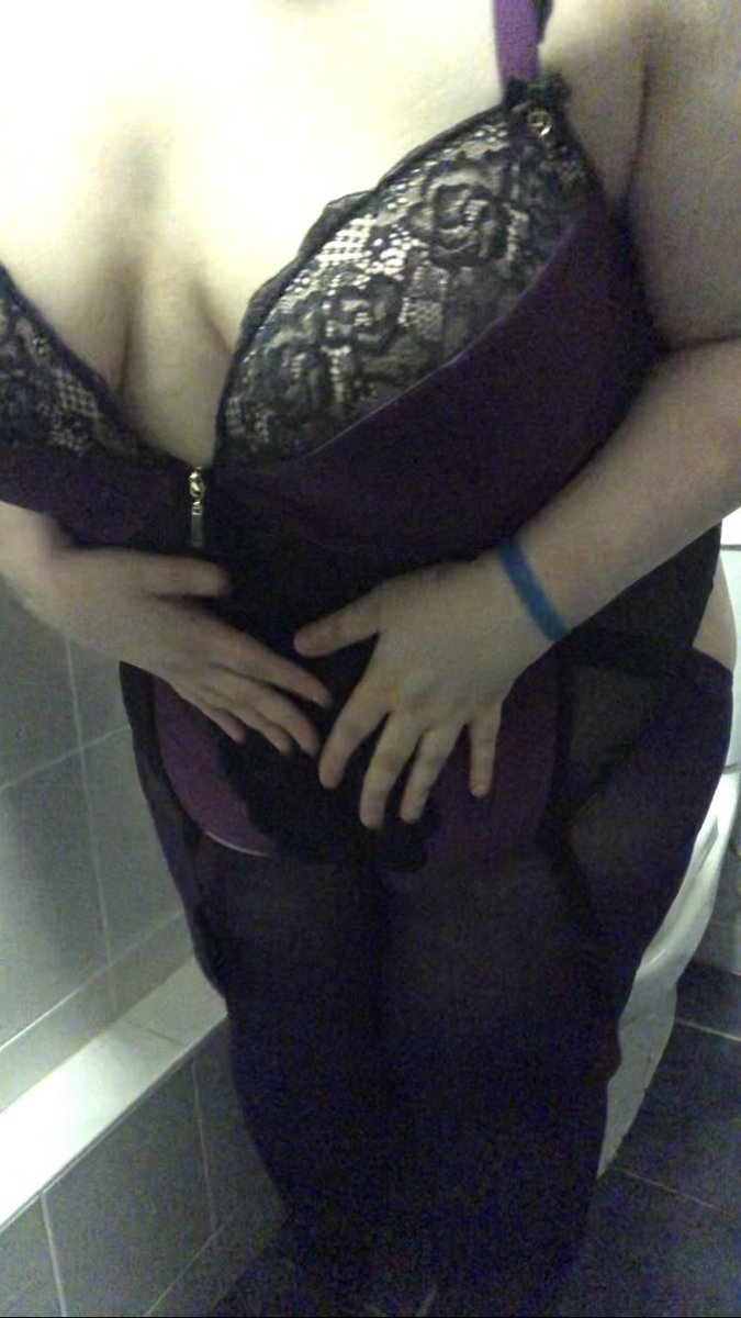oneofakindbbw's tweet photo. who wants to see the video these screenshots came from? 🥵 #bbw #fatbabe #alternativebbw #curvygirlbbw #curvygoth https://t.co/2zDuLQaBiD