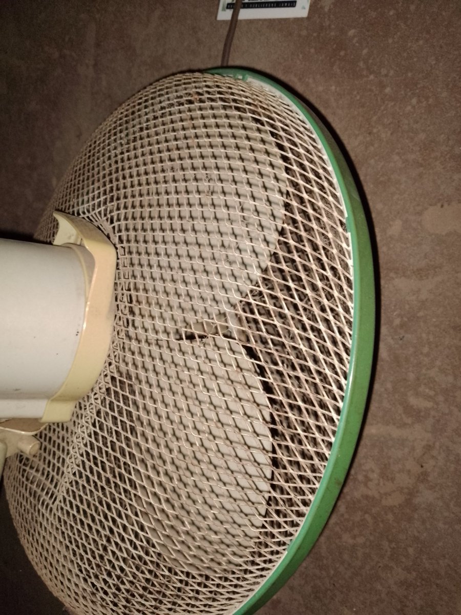 ChristopheMusa5's tweet photo. Kisangani-RDC: Le courant électrique dans notre ville demeure une casse tête, c'est comme une routine, à la période de fêtes tout semble marché et après rien du tout. @LukondeSama @MadeleineNikom2 @fatshi13 il nous faut une solution, Kis. sans électricité c'est une honte d'Etat. https://t.co/TB6bdZBEQz