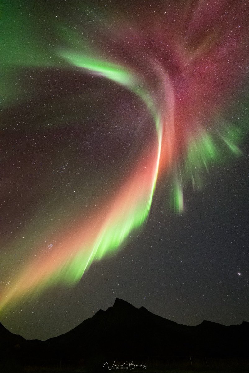VincentVoyage's tweet photo. No moon and a big solar activity bring nice colors in the sky https://t.co/HxYr2Yw2fE