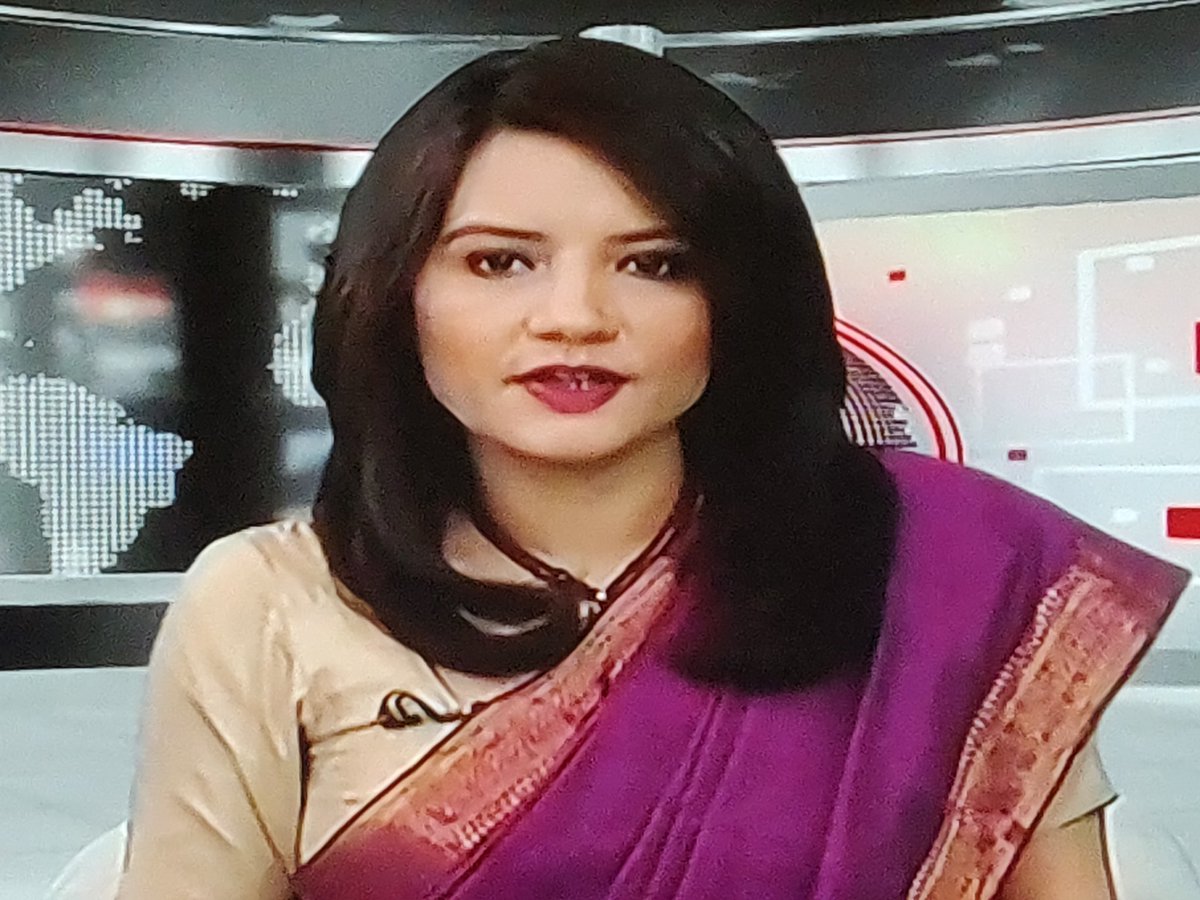 JyotikaSNaik's tweet photo. When the charming @GargiRawat opts for an elegant saree for her Sunday afternoon on-air look as she warms up to the festive days ahead ❤️❤️
#sareelook #sareelove #sareeday #SareeSunday #sareesatwork #sareesonair #sareeanchor #sareedrapes #sareesaga #sareeswag #sareepact @ndtv https://t.co/NQgUVjpVGD