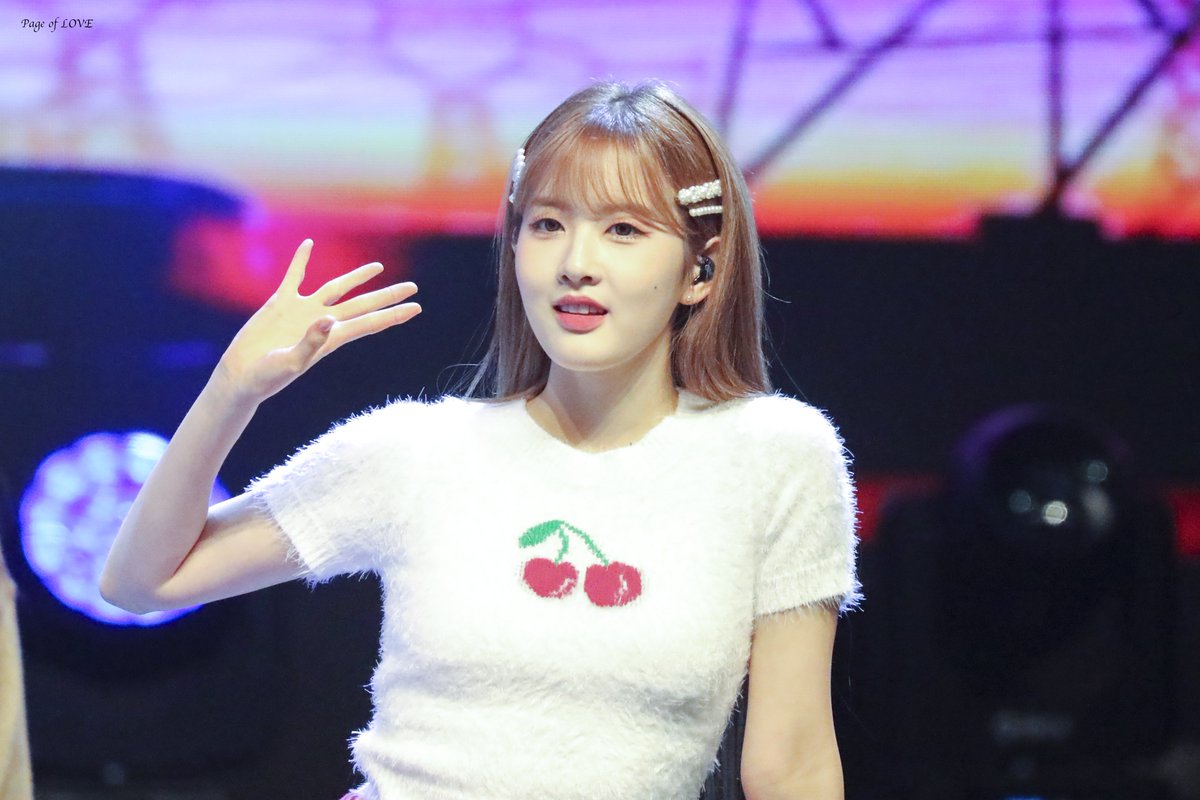 PageofLOVE81's tweet photo. 221015 인천시민의날 축하공연
RUN2U 인트로 너무 쭈아❤
#스테이씨 #STAYC #시은 #SIEUN https://t.co/Bwq5XyUIjc