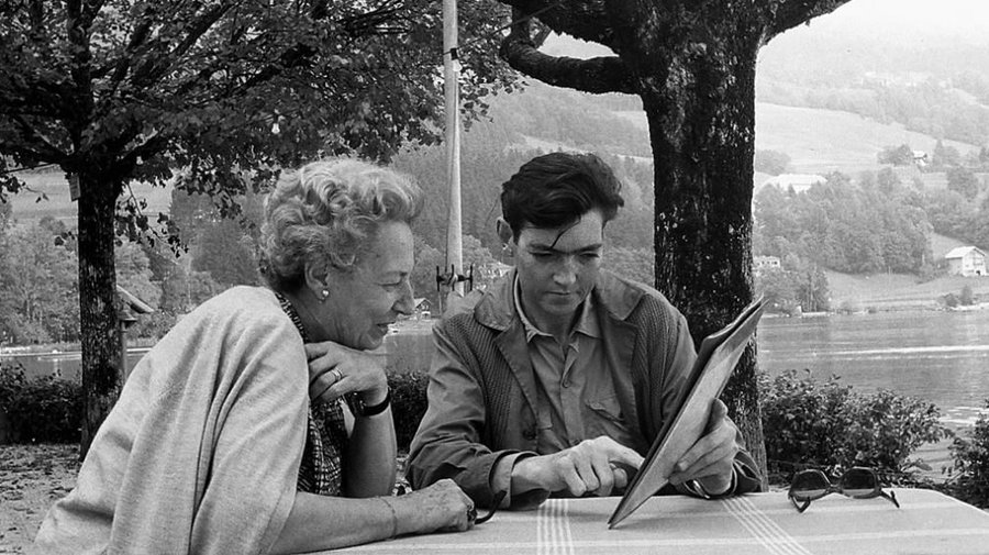 literlandweb1's tweet photo. "Mi madre leía mala literatura, pero su imaginación me abría otras puertas. Teníamos un juego: "Mirar el cielo y buscar la forma de las nubes e inventar grandes historias. Mis amigos no tenían esa suerte. No tenían madres que mirasen las nubes".
Julio Cortázar https://t.co/Q2y1Jl2t0K