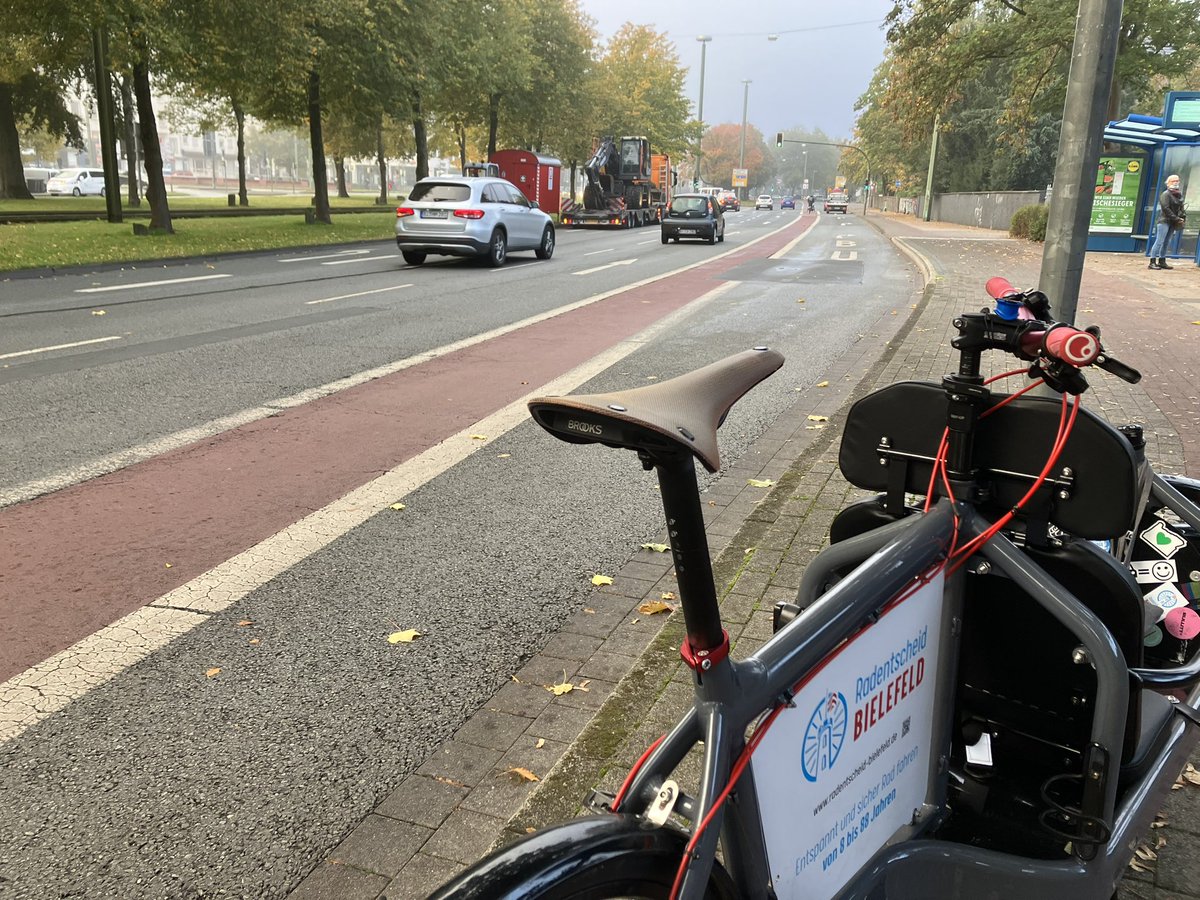 Radentscheid_Bi's tweet photo. Was tun mit einem Radfahrstreifen in Mittellage? Abreißen!
Vorher-Jetzt- (in Zukunft) Nachher 
#radentscheid #visionzero #radinfra #MehrplatzfürsRad #autokorrektur @BurkhardStork https://t.co/5zjBe5aSfK