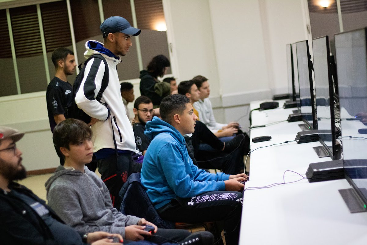 GamersAssembly's tweet photo. Coup d'envoi du tournoi #FIFA23 des #HeuresNumeriques ! Nos joueurs sont prêts à tout donner sur le terrain. 😤⚽ https://t.co/hSqsZPV8KY