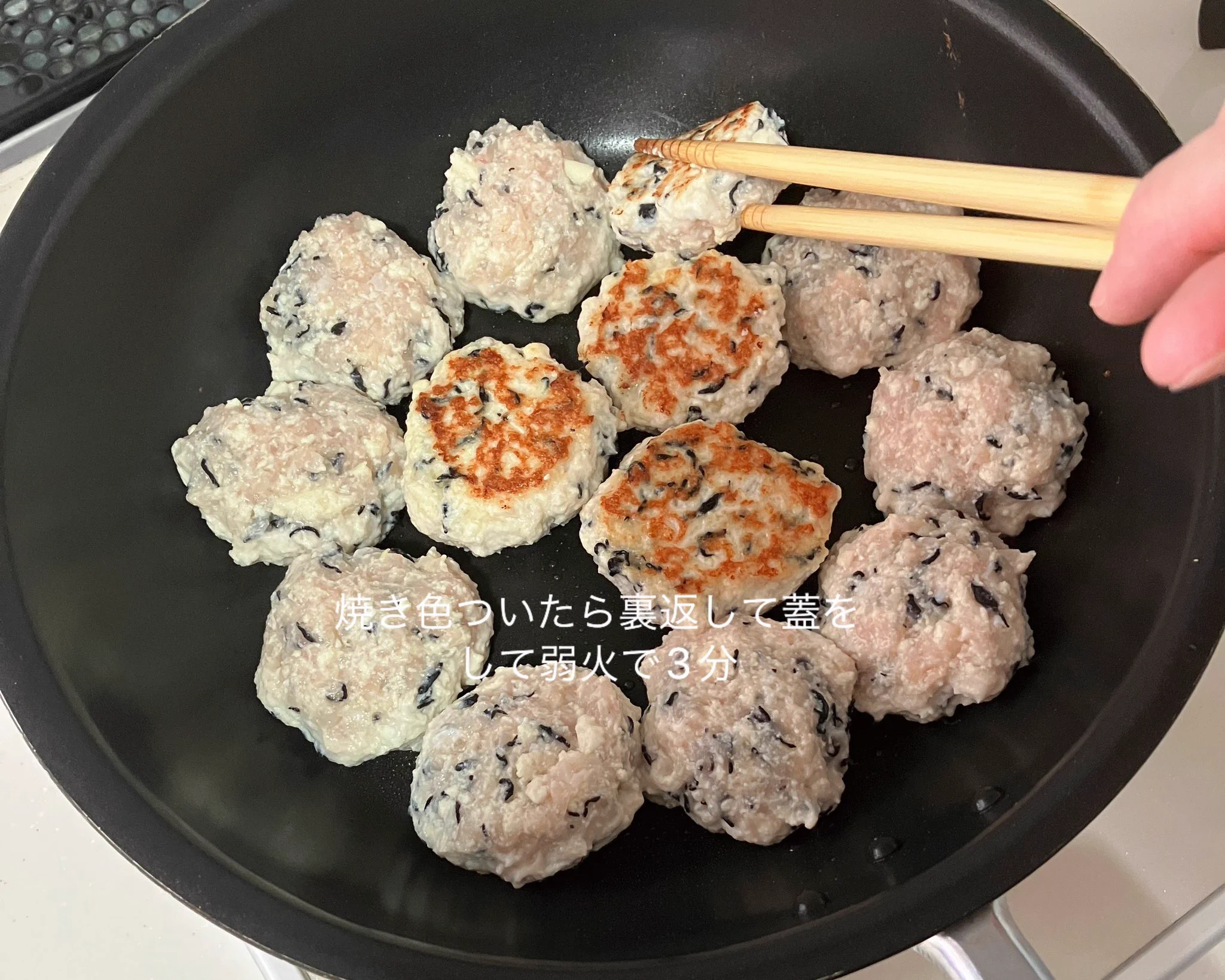 栄養満点！ヘルシーな「ひじき入り豆腐つくね」。