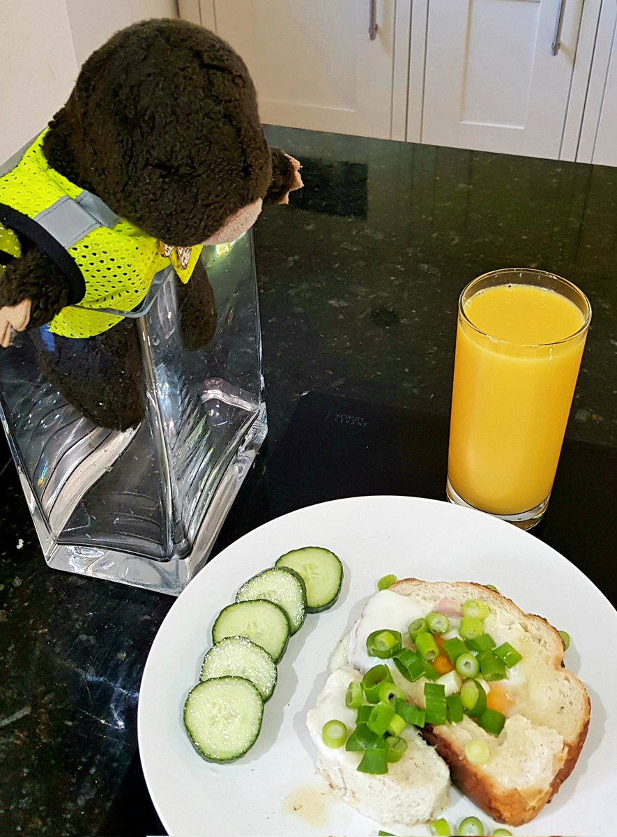 I know that #Moley and I confused you with that giant cucumber - that was Moley's cunning plan! The answer was behind him, on the kitchen worktop. We cooked two eggs inside a thick slice of beard. A good option for those who likes #poached_eggs, but never can make them correctly.