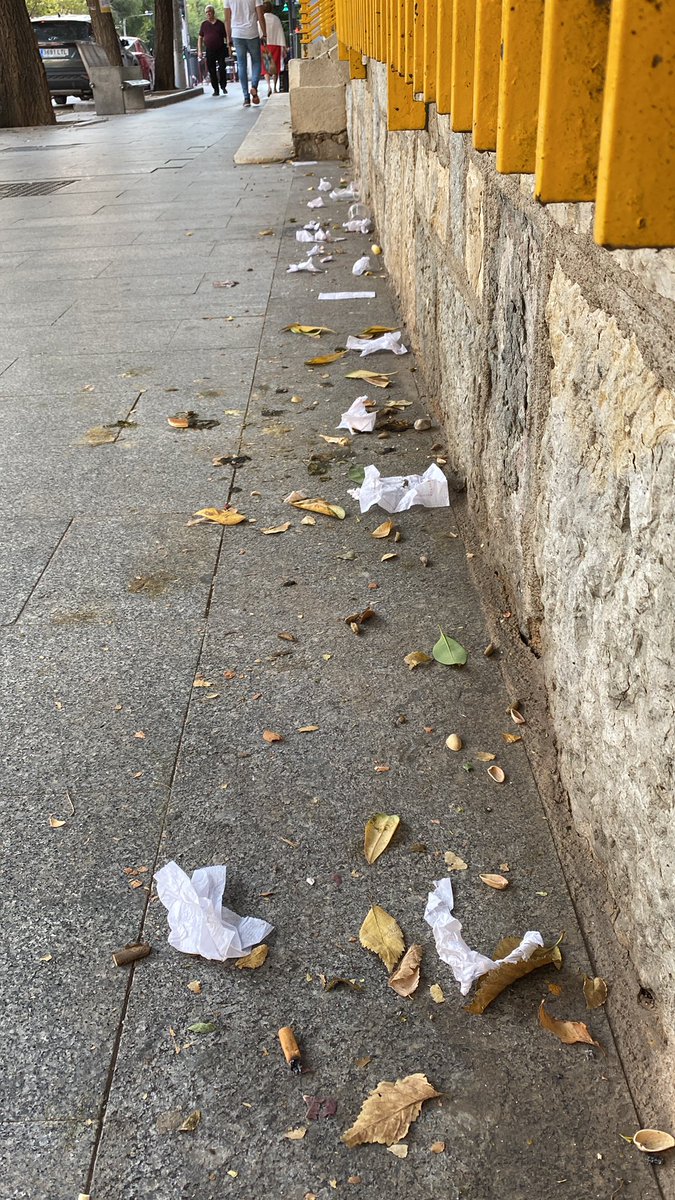 ManuNegrillo's tweet photo. @AytoJaen @JMHiguerasLo Muy buena iniciativa, pero seamos serios y consecuentes que 24h después del evento las papeleras siguen llenas y el suelo lleno de suciedad https://t.co/3h88C2coFw