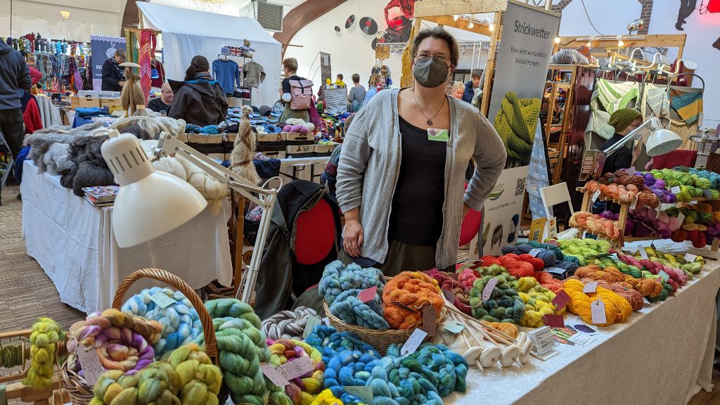 Patchworkzauber's tweet photo. Heute geht es nochmal rund auf dem https://t.co/BeckSHEJYw in Schneverdingen. Wenn ihr schon immer das Spinnen mit der Handspindel oder dem Spinnrad sehen und lernen wolltet, sprecht mich ruhig am Stand an! Wir freuen uns auf euch! https://t.co/W7aMc93kb9