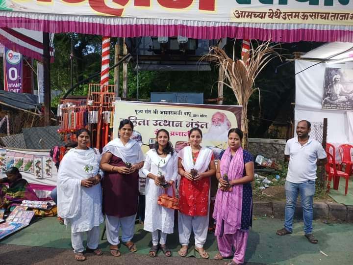 #महाराष्ट्र (सोलापुर)
दिनाँक - 5.10.2022

Sant Shri Asharamji Bapu द्वारा प्रेरित #MahilaUtthanMandal
सोलापुर की बहनों द्वारा वृंदा अभियान के अंतर्गत तुलसी के पौधे व #ऋषि_प्रसाद पत्रिका बाँटी गयी ।