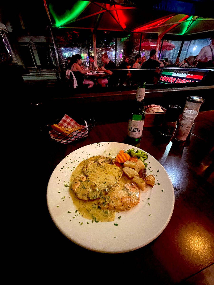 kgsdearing's tweet photo. Comfort food found 

#surfersparadise #foodie #goldgoast https://t.co/Xwk30mmhoU