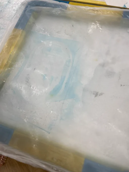 先週大阪の  様で作った版を名古屋 鶴舞のスロメ様 で印刷の続きをして来たよ。版のズレは最小限にできたけど、水で滲んだり版に穴が空いたり大変な感じに。ミスプリントも多数。この版はもう使えないけど、また新しい絵柄で作りたい。#シルクスクリーン 