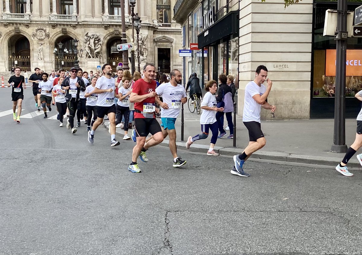 HerveGerardin's tweet photo. Beaucoup de monde au #10kmpariscentre  L’opéra Garnier à l’horizon sur la ligne de départ. Vraiment top. #running #paris #10km https://t.co/Wa4s28i3my