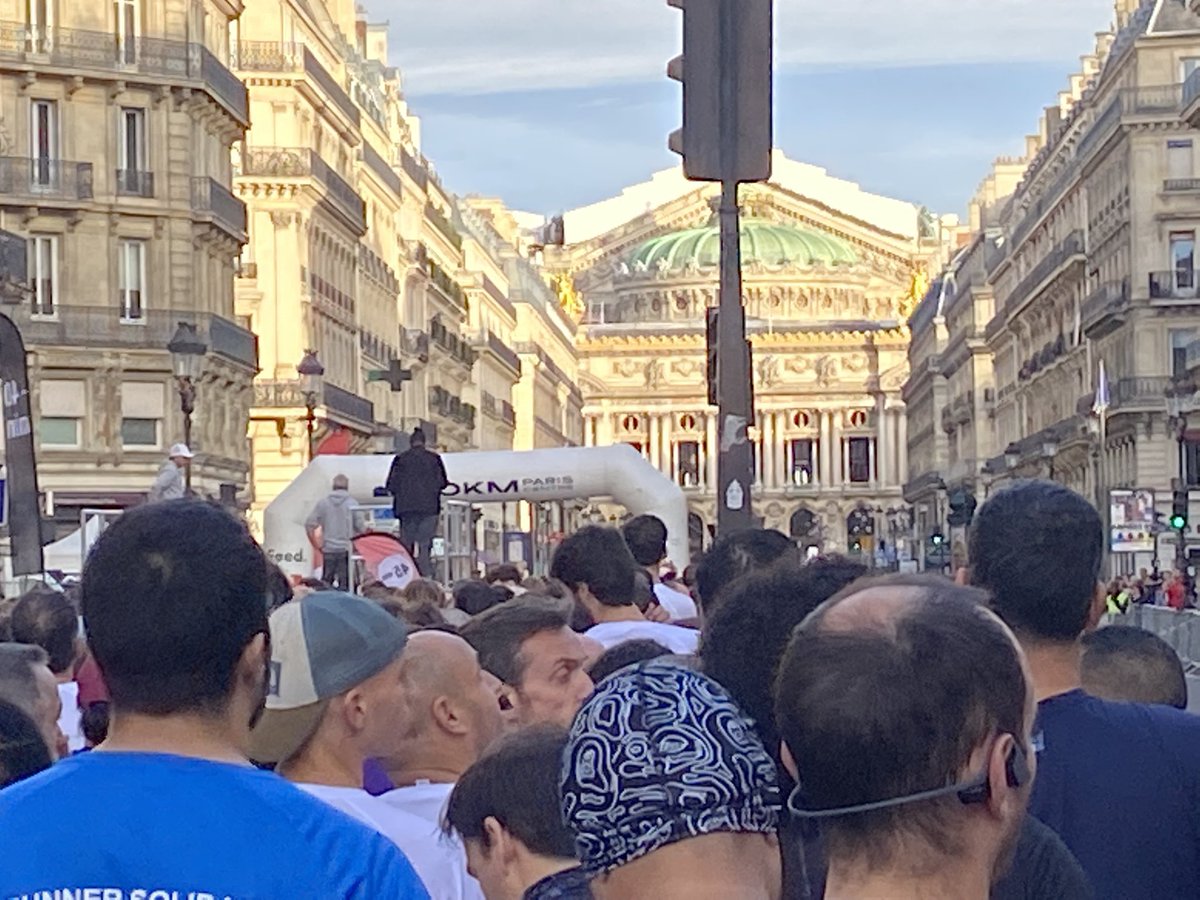 HerveGerardin's tweet photo. Beaucoup de monde au #10kmpariscentre  L’opéra Garnier à l’horizon sur la ligne de départ. Vraiment top. #running #paris #10km https://t.co/Wa4s28i3my