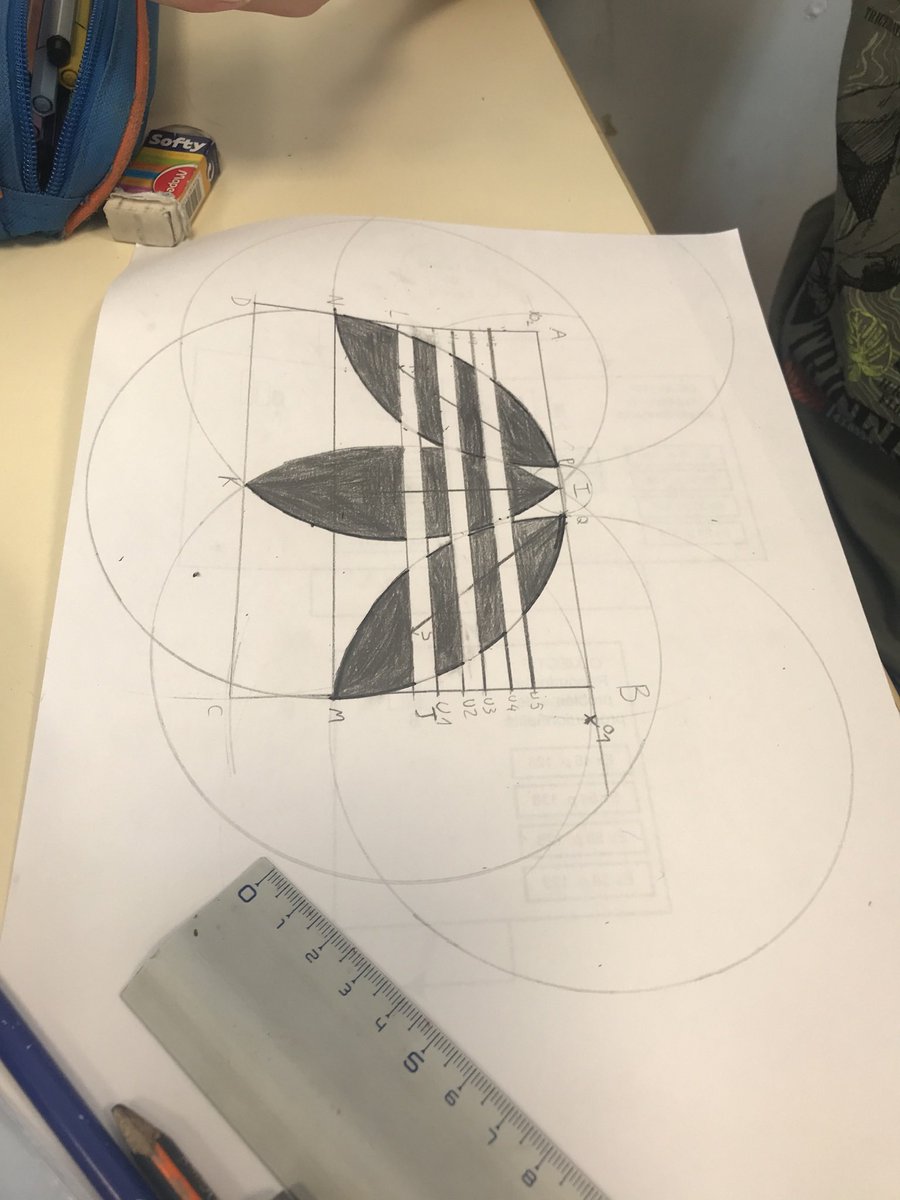 MathLaboudigue's tweet photo. Un bel engagement en classe sur la reproduction du logo @adidasFR original. L'activité il est riche et permet de faire un diagnostic sur la construction de rectangles et la symétrie axiale. Programme de construction dispo sur mon site. https://t.co/CATmcN8Q8n