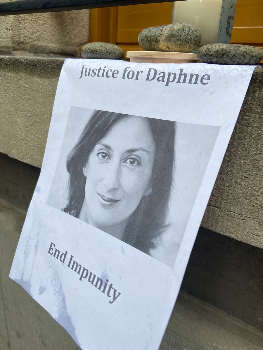 Avui fa 5 anys de l’assassinat de la periodista maltesa #DaphneCaruanaGalizia per destapar casos de corrupció. Condemnem 
la cultura de la impunitat dels crims contra periodistes i exigim garantir la seva seguretat com a condició prèvia per al bon periodisme i la democràcia.