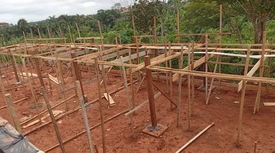vicenteguallart's tweet photo. La construcció del #Africanflow avança en Camerun utilitzant “low tech” per construir la primera escola del pais feta amb fusta, producte de la gestió sostenible dels seus boscos. Tot fet a mà. @NazaretEcai @nazaretglobal @MarIzuel https://t.co/8K1ky8TM4S