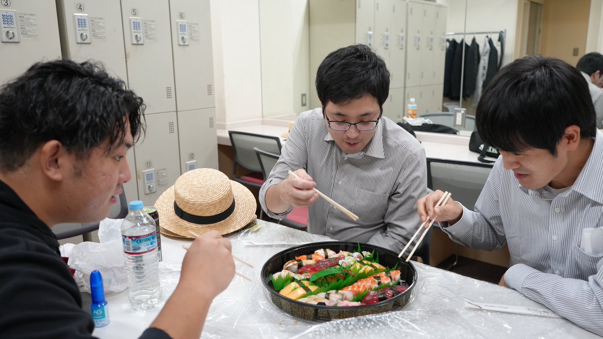 Vagabonds_Q's tweet photo. Vagabondsです💈
今日は「森に響くアイドルソング」の本番でした！
本番の後はやっぱ焼肉ですねぇ😌

そして、今日初出しの曲がなんと4曲もありました！
中にはVagabondsで編曲した曲もありますよ〜👍

#森に響くアイドルソング https://t.co/quJdeKK6wc