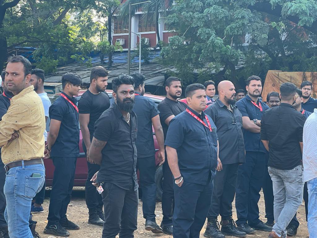 SaveBombayTalki's tweet photo. Goons…

Still no action by the authorities 

#savebombaytalkies #SaveOpenSpace #savegarden @CPMumbaiPolice @Dev_Fadnavis @CMOMaharashtra @MPLodha https://t.co/hEhNvLfBYI