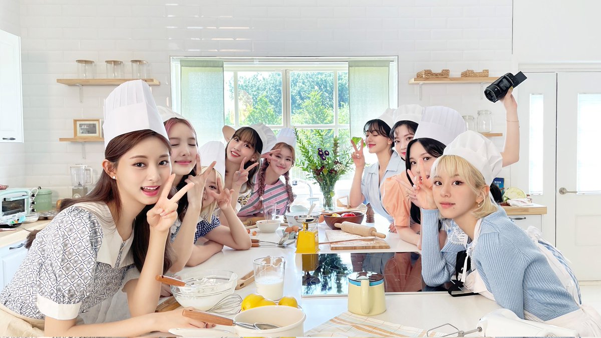_twice_forever_'s tweet photo. @JYPETWICE 01. 트와이스 7년간 너무 고생많았구 전원 재계약해줘서 너무 고마워 ❣️❣️
사랑해 앞으로 70주년까지 달려보자🥰🥰
나정모사지미다채쯔 항상 최고고 너희가 나의 별이야💕💕
02. 7년을 쉴 새 없이 달려온 트와이스! 본인들이 생각하는 레전드 무대를 하나 꼽는다면??
03. 정말 어렵지만 고르자면 이거 https://t.co/smI3kIFEkU