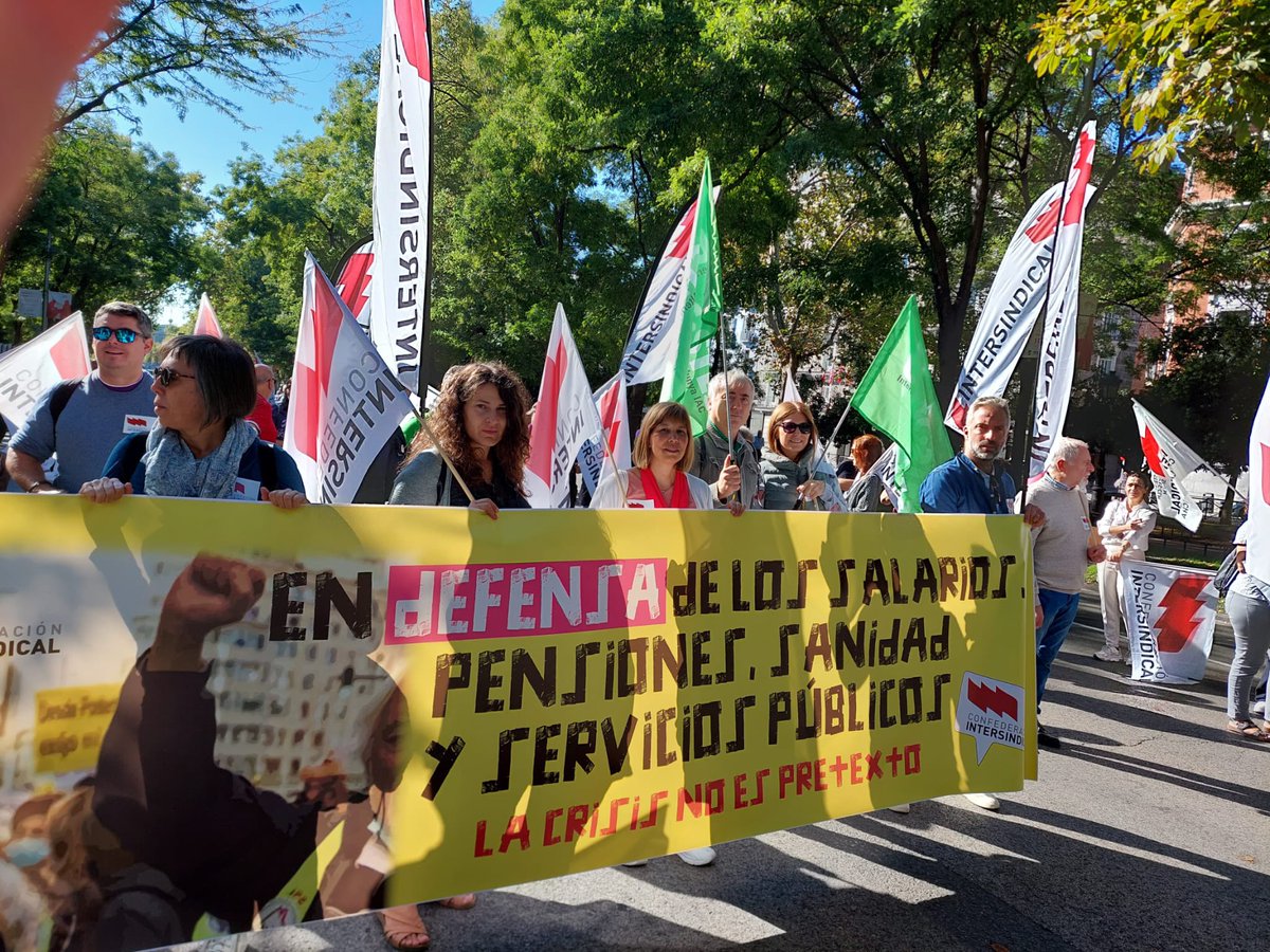 IntersindicalV's tweet photo. 📌Intersindical Valenciana informa
✅Gran èxit de la manifestació unitària de coordinadores de pensionistes, moviments socials i sindicats combatius de classe 💪🏽
https://t.co/pP8G92Si13 https://t.co/FaLpozNck7