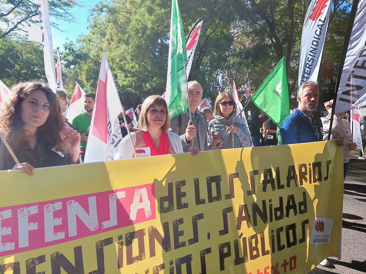 IntersindicalV's tweet photo. 📌Intersindical Valenciana informa
✅Gran èxit de la manifestació unitària de coordinadores de pensionistes, moviments socials i sindicats combatius de classe 💪🏽
https://t.co/pP8G92Si13 https://t.co/FaLpozNck7