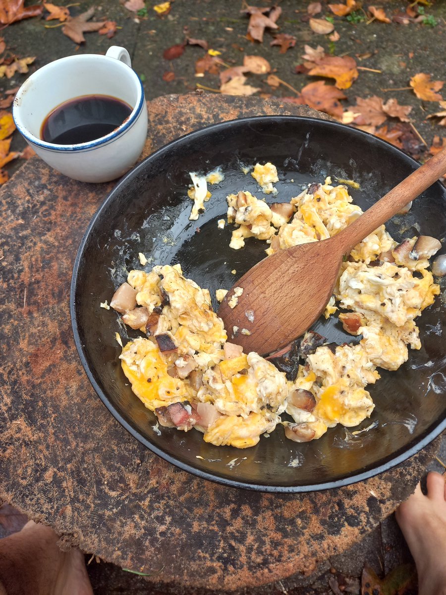 klokane's tweet image. Jedná z posledních snídaní venku. #winterIsComming