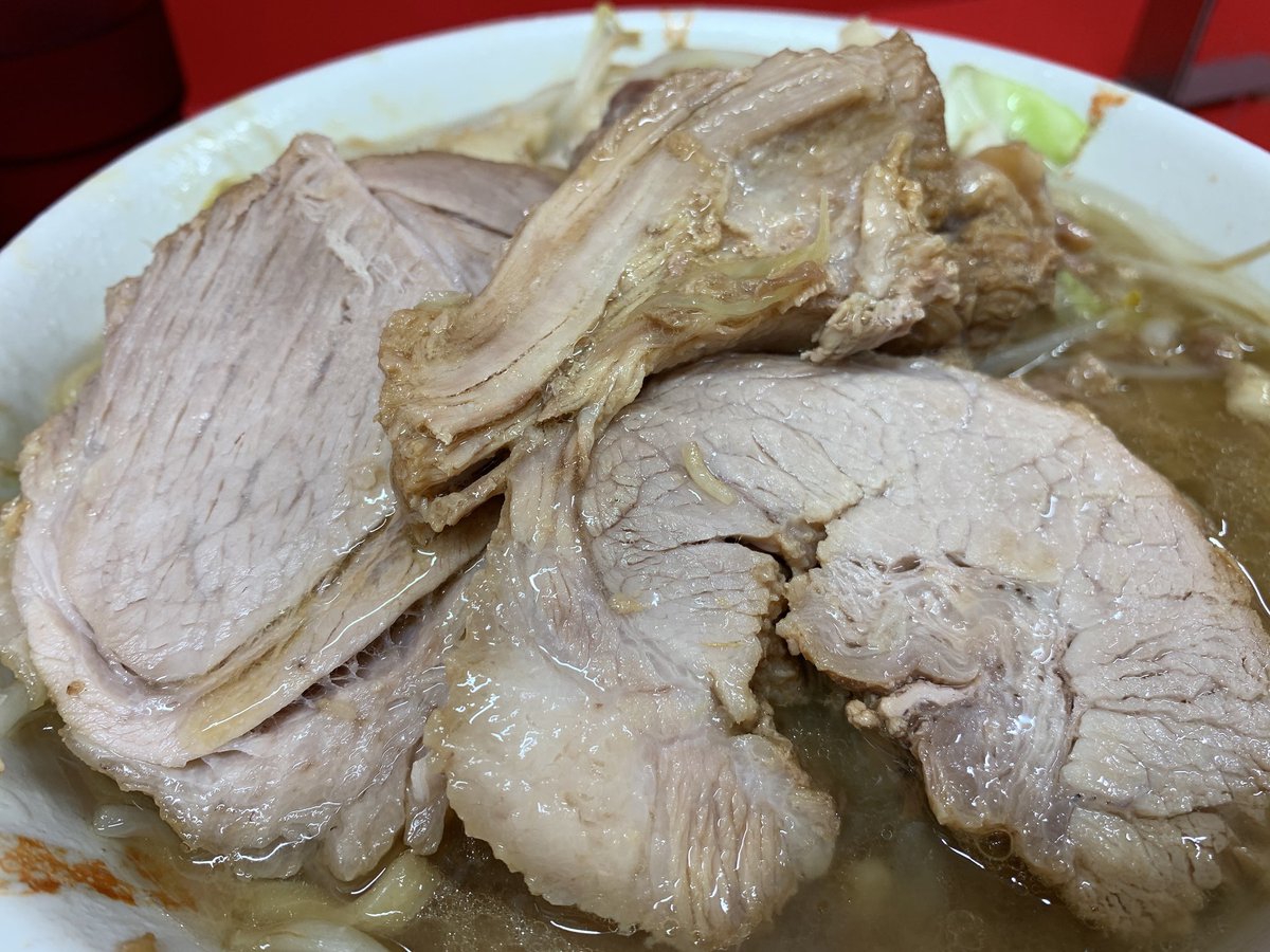 rhamenman's tweet photo. ◆ラーメン二郎 一橋学園店 小
アブラの乗ったザク野菜ザクザク食う、うめぇ！！豚、ドデカイやつがドッサリ、豚々しい豚で夢中で食らう！麺、短めで波打ちグミミとしたやつ。小気味よい啜り心地でリズミカルに食らってゆく！液油先行型の汁も好きィ！美味しかったです！また来ます！ https://t.co/ir3fUn6nJP