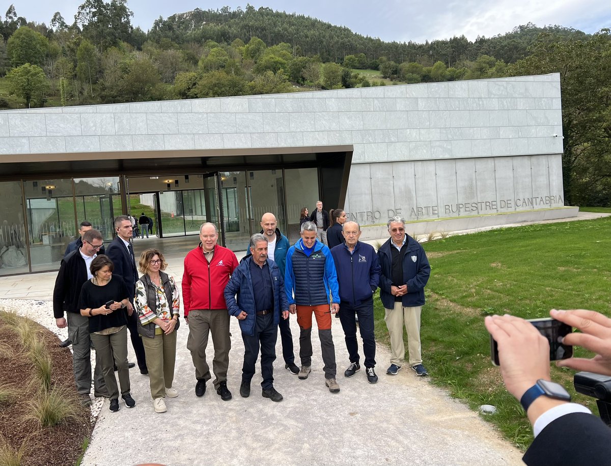 cantabriaes's tweet photo. Segundo viaje oficial a #Cantabria del príncipe Alberto de #Mónaco
Tras conocer el futuro Centro de Arte Rupestre de #PuenteViesgo, en estos momentos visita las cuevas del #MonteCastillo junto a @RevillaMiguelA, @Pablo_Zuloaga y @j_lopezmarcano
📷 🎥👇 https://t.co/fkCllOGJji