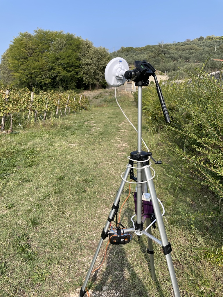 Current status: testando una antenna 60 GHz in mezzo ad un campo, alimentata con la batteria di un trapano —> inverter da auto —> PoE injector. Risultato a 370 metri con puntamento alla spera in dio: 650 megabit simmetrici