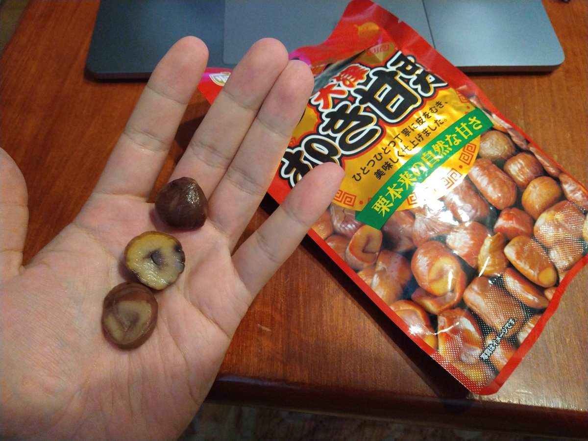 hiranotakasi's tweet photo. 大学時代の写真友達の @noshirox が、生きろ！と能代市から人道物資を送ってくれました。🌰なんて何年ぶりに食べるだろうか…😭ありがとう！朝飯はシーフードヌードルにする！ https://t.co/69wBDR7ArX