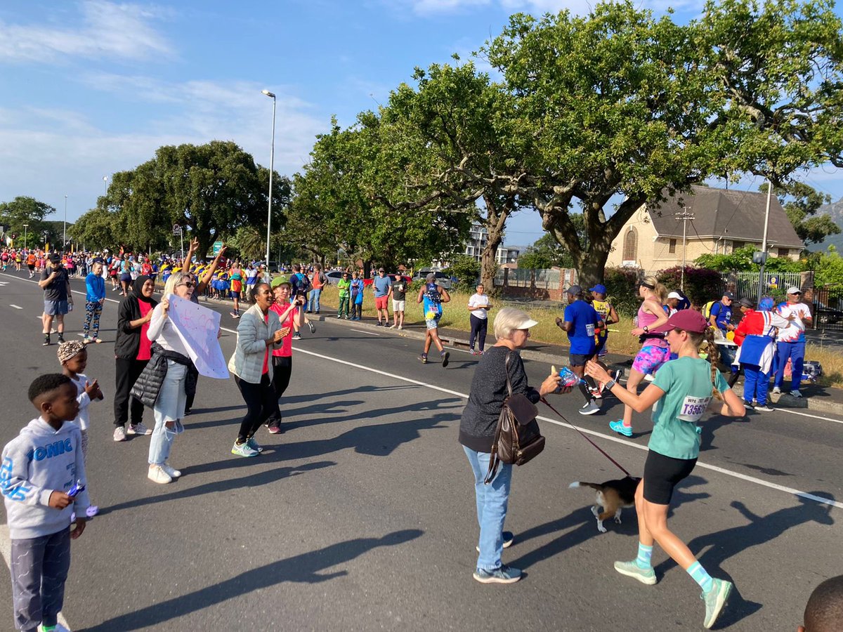heartmamablog's tweet photo. Early morning supporters club for our crazy marathon-running family! Go Coach Kahts + Morns ππΌππ½ββοΈππ½ @KFMza @CTMarathon #kfmposter #sanlamcapetownmarathon #itsbasicscience https://t.co/JmWhVKfJzv