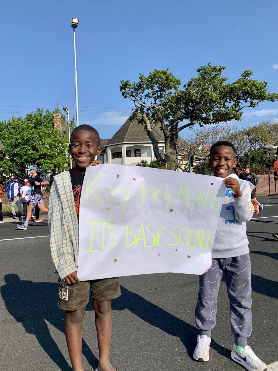 heartmamablog's tweet photo. Early morning supporters club for our crazy marathon-running family! Go Coach Kahts + Morns ππΌππ½ββοΈππ½ @KFMza @CTMarathon #kfmposter #sanlamcapetownmarathon #itsbasicscience https://t.co/JmWhVKfJzv